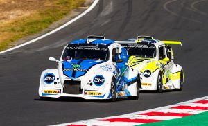 214 and 14 cars battle at Brands Hatch