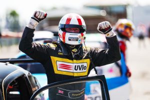 UVio Hoffmans win at Croft